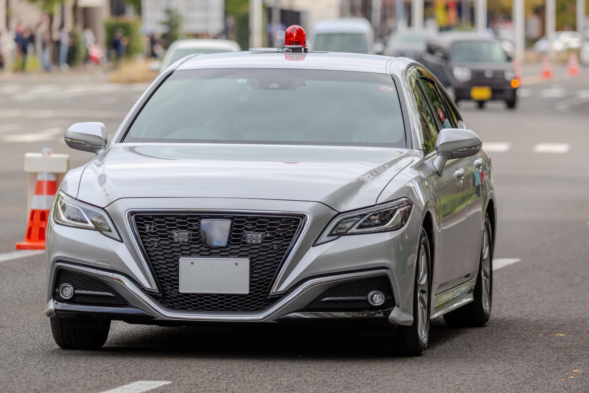 覆面パトカーの正体を暴け！名神高速での車種と見分け方｜高速
